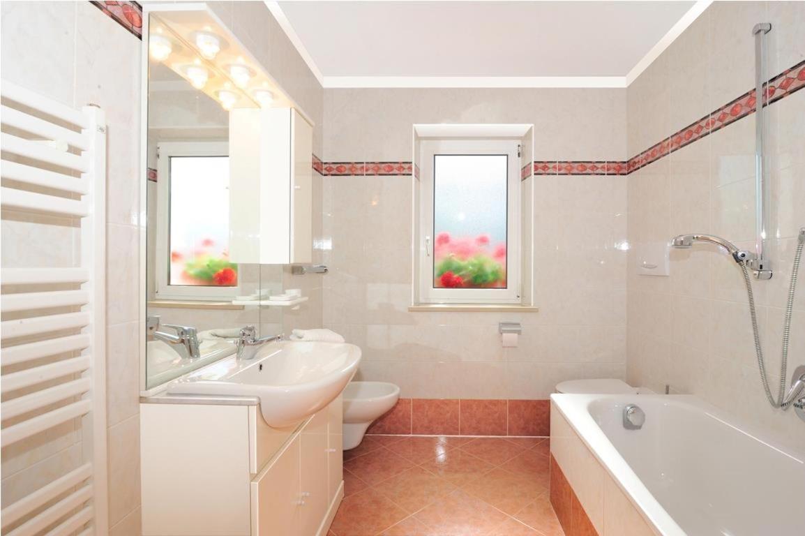 Apartments La Baita Santa Cristina Val Gardena ภายนอก รูปภาพ